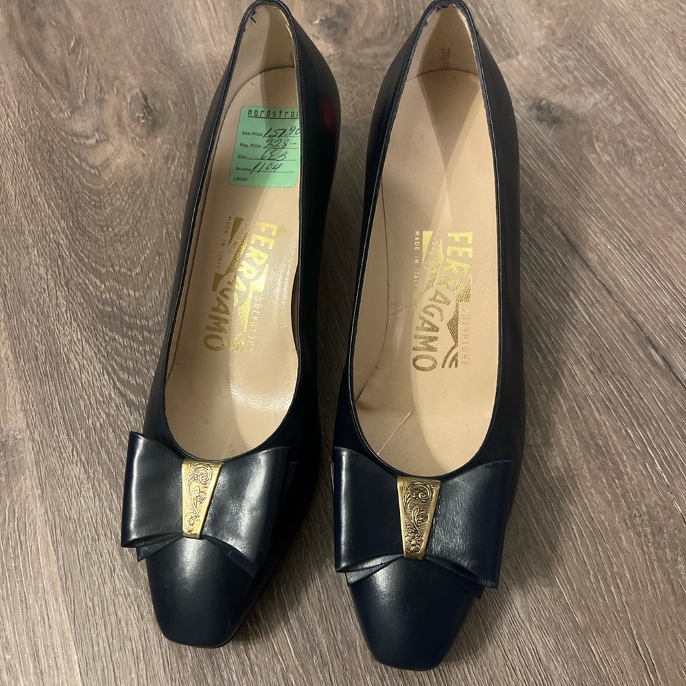 Vintage Salvatore Ferragamo pumps with bow 6.5B